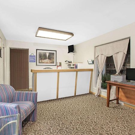 Days Inn By Wyndham Emporia Buitenkant foto