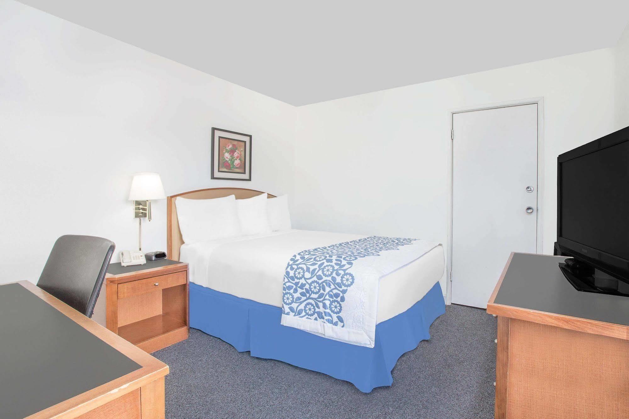 Days Inn By Wyndham Emporia Buitenkant foto