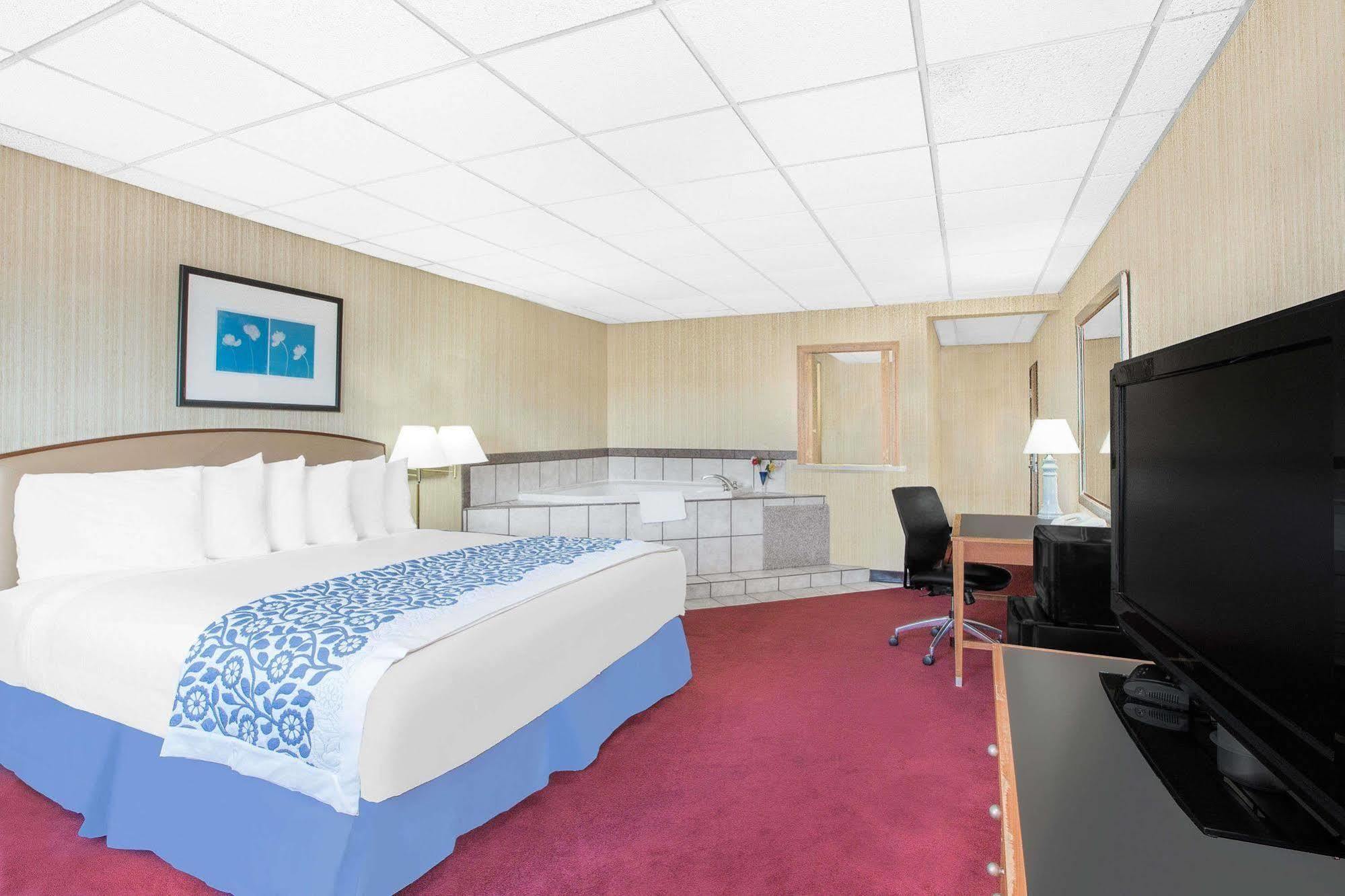 Days Inn By Wyndham Emporia Buitenkant foto