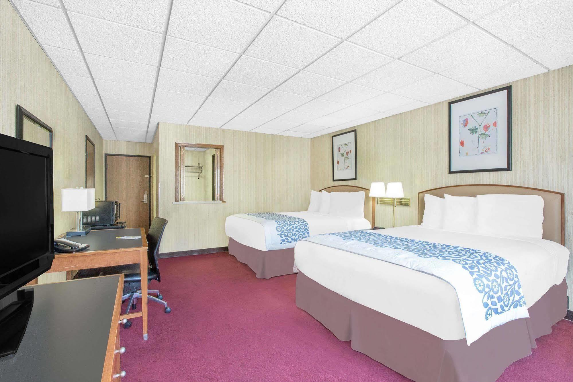 Days Inn By Wyndham Emporia Buitenkant foto