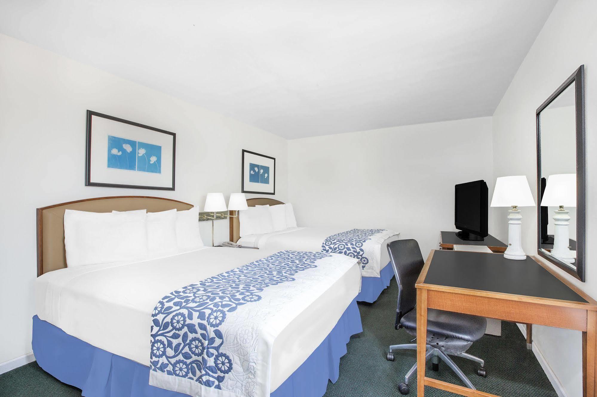 Days Inn By Wyndham Emporia Buitenkant foto